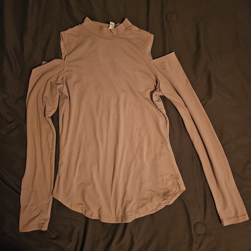 Cut shoulder shirt